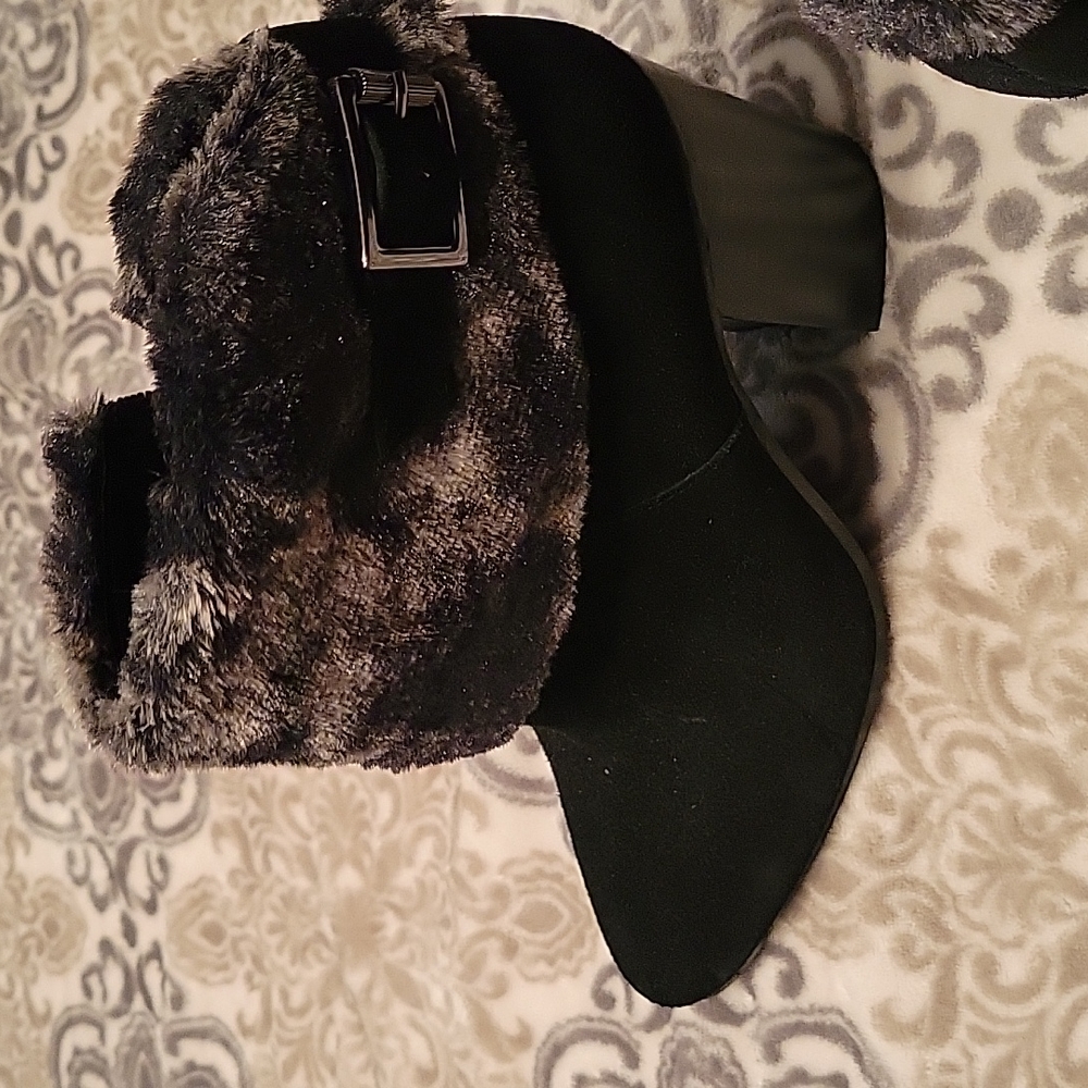 Aerosol size 9 black  ankle boot with faux fur trim